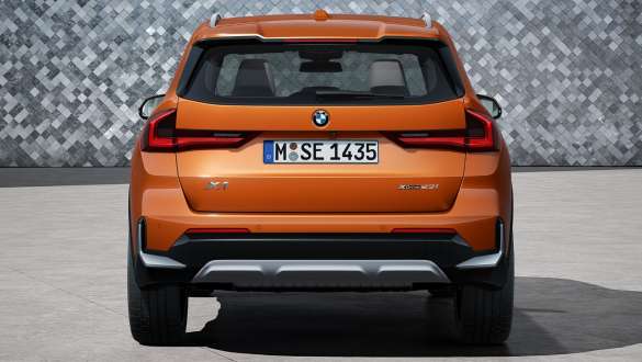 BMW X1 xDrive23i U11 ICE xLine zadnji prikaz Zadnji prikaz BMW X1 xDrive23i U11 ICE xLine Utah narandžaste metalik boje