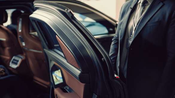BMW Serije 7 Protection G73 Effortless Door tehnologija BMW Serije 7 Protection G73 Effortless Door tehnologija šofer otvara vrata