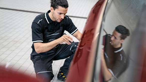 BMW servis kočnica Provera i održavanje BMW servis kočnica Provera i održavanje Zaposleni u BMV-u proverava kočnice BMW vozila