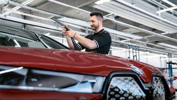 BMW popravka vetrobrana BMW provera i održavanje BMW popravka vetrobranskog stakla BMW provera i održavanje Zaposleni u BMV-u popravlja vetrobransko staklo BMW vozila