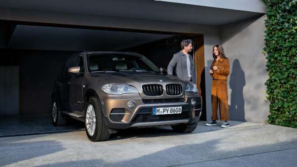 BMW Value Service BMW Value Service Muškarac i žena stoje na prilazu pored BMW vozila