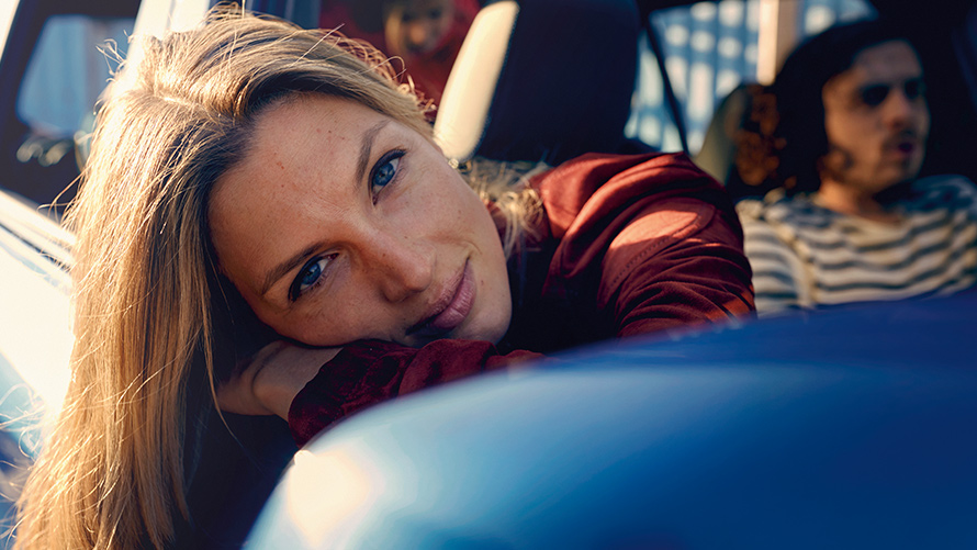 Žena nagnuta kroz prozor BMW-a BMW Finansijske usluge operativni lizing žena nagnuta kroz prozor BMW-a