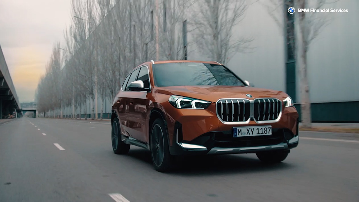 Par pored BMW-a iz ptičje perspektive BMW finansijske usluge BMW lizing par pored BMW-a iz ptičje perspektive