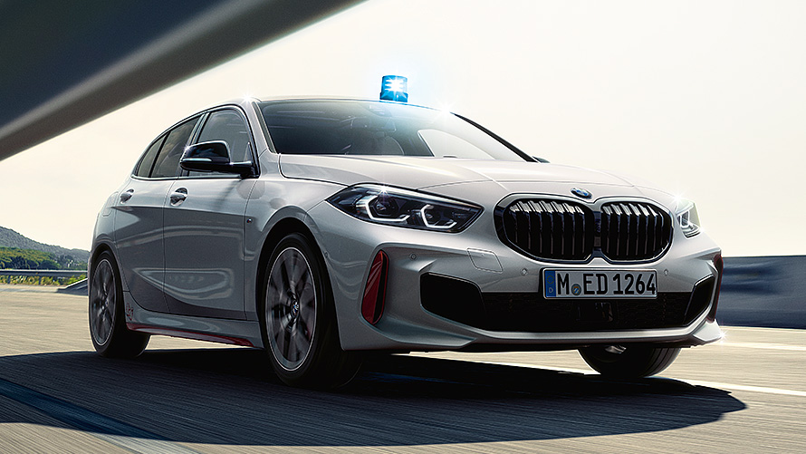 BMW 1 Series F40 neobeleženo službeno vozilo svetlo plave boje BMW Serija 1 F40 neobeleženo službeno vozilo svetlo plave boje 1/3 prednji prikaz vozila prilikom vožnje ulicom