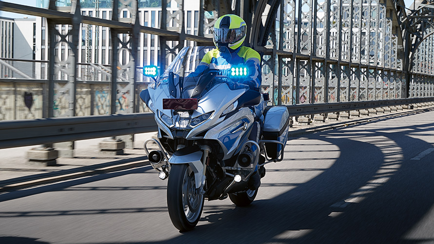 BMW R1250RT policijski motocikl BMW R1250RT policijski motocikl prednji prikaz tokom vožnje preko mosta