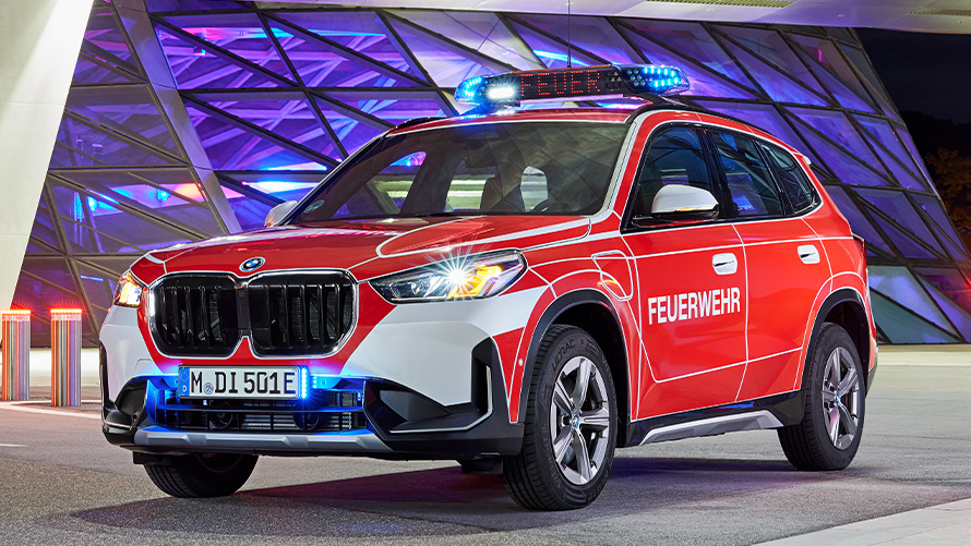 BMW X1 vatrogasno vozilo BMW X1 vatrogasno vozilo 3/4 prednji prikaz prilikom vožnje