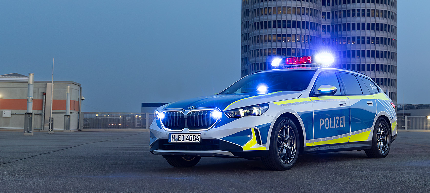 Policijsko vozilo BMW Serije 5 Touring G31LCI BMW Serija 5 Touring G31 LCI policijsko vozilo 1/3 prednji prikaz vozila tokom vožnje tunelom