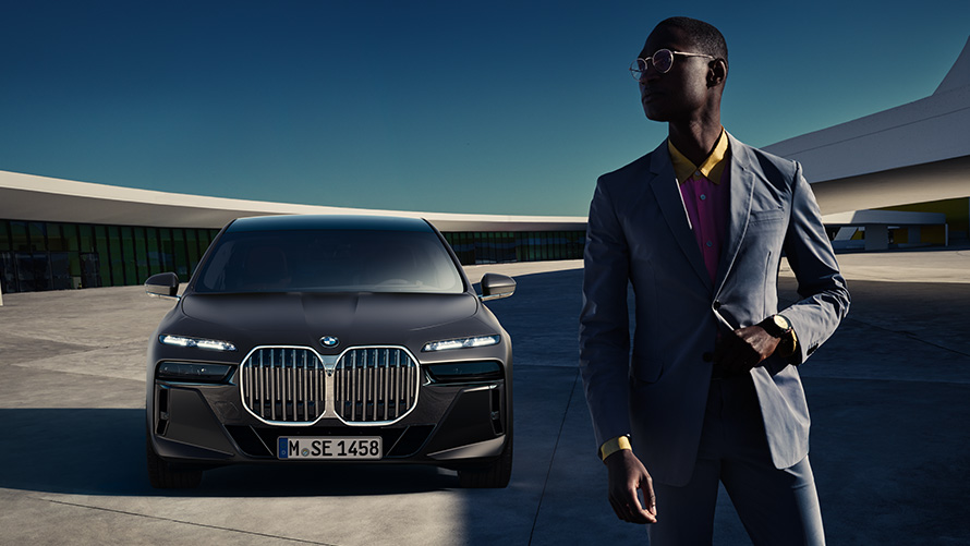 Pogodnosti BMW-ove diplomatske prodaje za diplomate Pretprodaja Pogodnosti diplomatske prodaje BMW-a za diplomate Službenik u pretprodaji ispred diplomatskog BMW-a