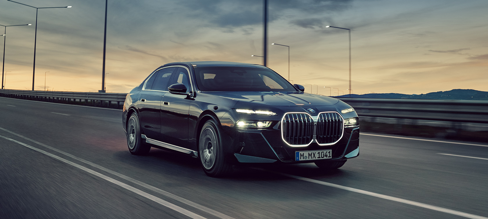 BMW Serije 7 G73 Protection ½ prednji prikaz BMW Serije 7 G73 Protection ½ prednji prikaz vozila na autoputu