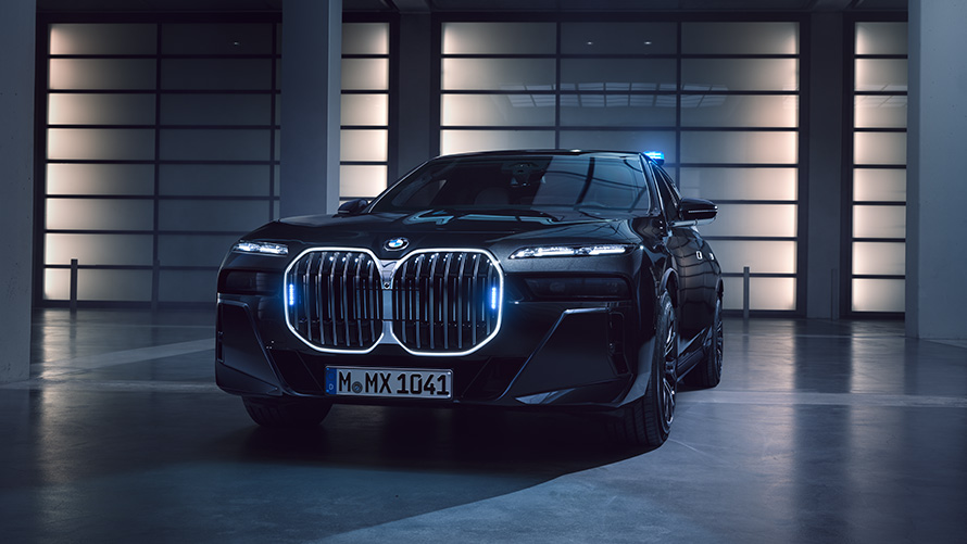 BMW 7 Protection G73 sa signalnim svetlima prednji prednji prikaz BMW 7 Protection G73 sa signalnim svetlima prednji prikaz prilikom parkiranja vozila