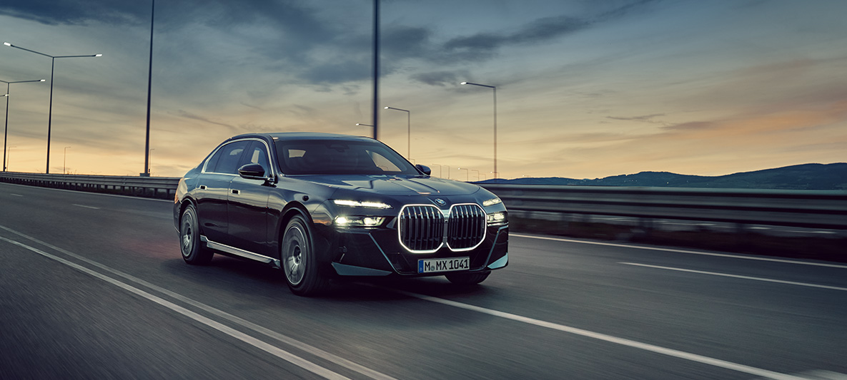 BMW Blindirana vozila Bezbednost Obuka vozača BMW Blindirana vozila Bezbednost Obuka vozača tro-četvrtinski prednji prikaz BMW-a tokom vožnje ulicom