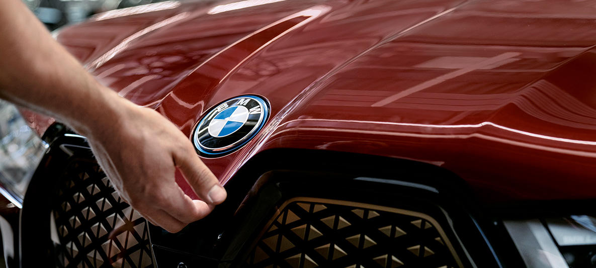 BMW provera i održavanje vozila BMW provera i održavanje vozila ruka na haubi BMW-a