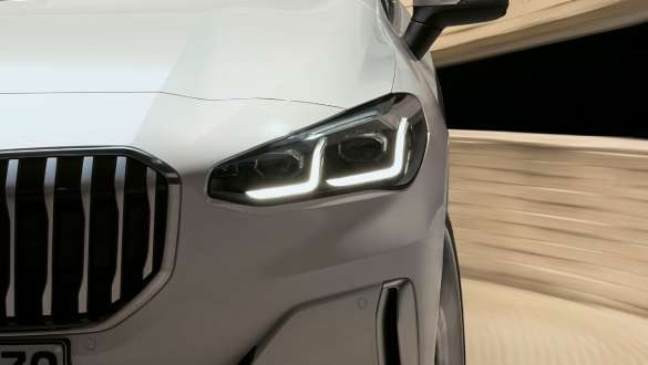 BMW Serija 2 Active Tourer sa LED farovima U06 2021 Mineral bela metalik boja prednji bliži prikaz