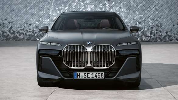 BMW Serije 7 Sedan G70 ICE M sports paket Frozen Deep sive metalik boje prednji prikaz