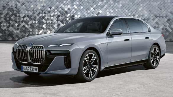 BMW Serije 7 Sedan G70 PHEV 750e xDrive Dravite sive metalik boje bočni prikaz