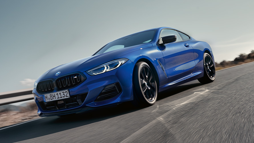 BMW M850i xDrive Gran Coupé G16 LCI Facelift 2022 BMW Individual Frozen Tanzanite plave metalik boje zadnji prikaz vozila iz ptičije perspektive