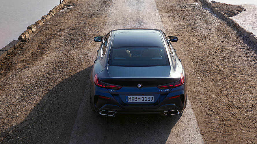 BMW M850i xDrive Gran Coupé G16 LCI Facelift 2022 BMW Individual Frozen Tanzanite plave metalik boje zadnji prikaz vozila iz ptičije perspektive