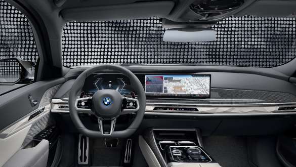 Kabina sa M volanom, BMW zakrivljenim ekranom i Interaction Bar (trakom za interakciju) BMW M760e xDrive Sedan G70