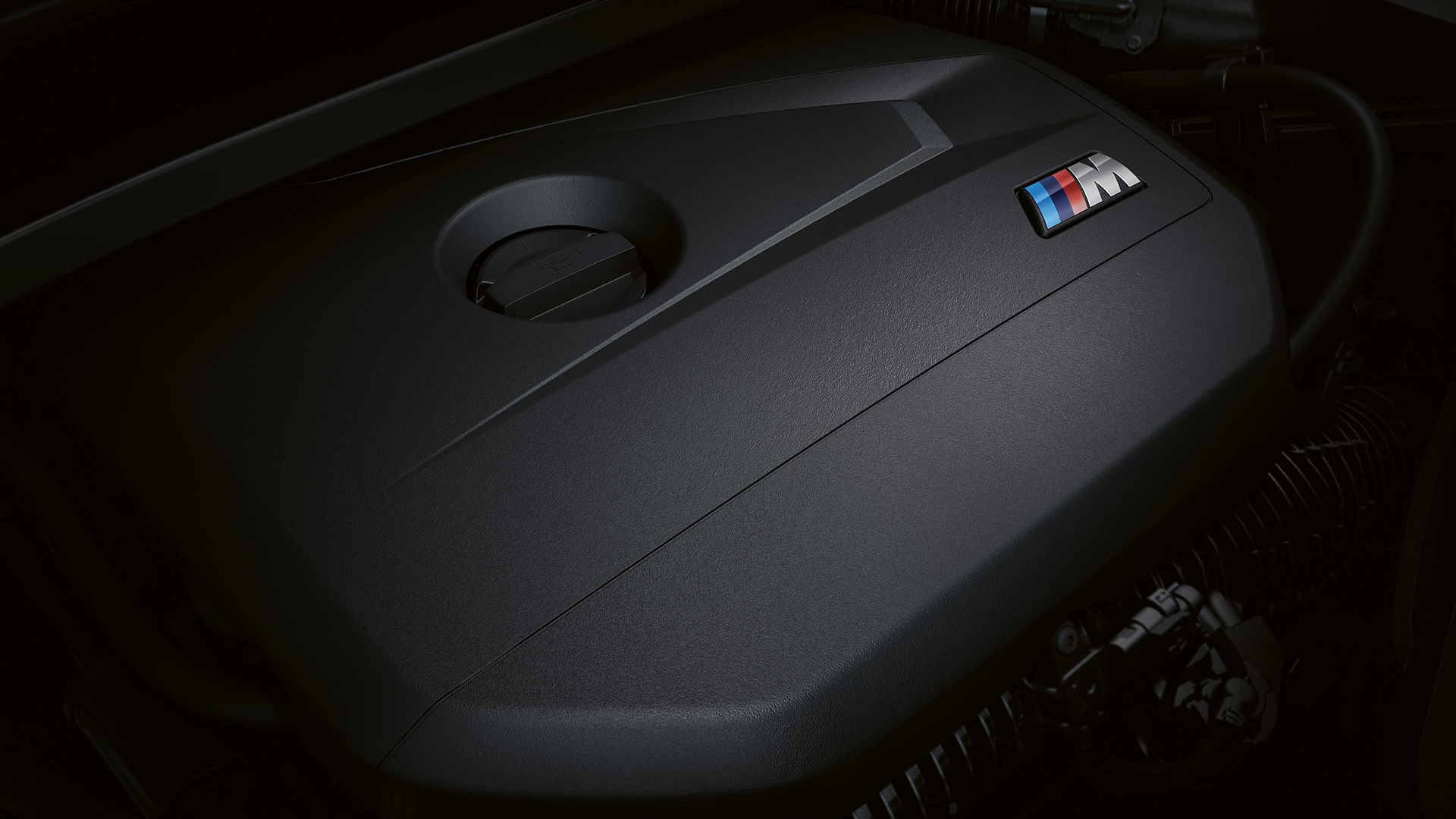 BMW X1 M35i xDrive Unutrašnji detalj poklopac motora sa M logotipom