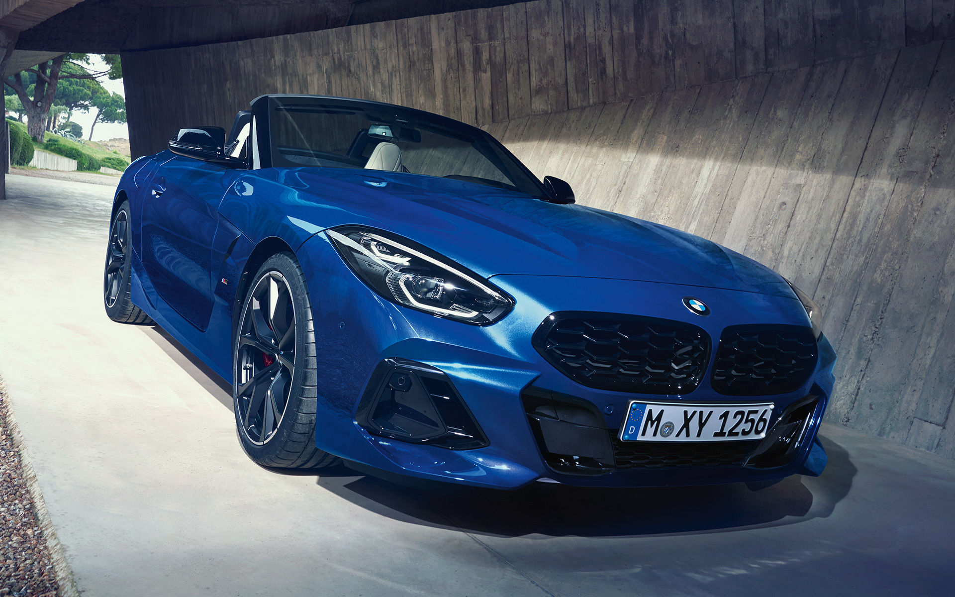 BMW Z4 M40i G29 Portimao plave boje pogled odozgo sa otvorenim mekanim krovom