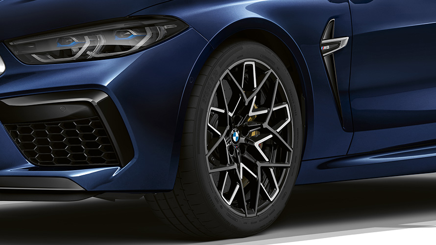 BMW M8 Kabriolet F91 LCI Facelift 2022 BMW Individual tanzanite plave metalik boje 20-inčni M točkovi od lakih legura u obliku zvezdastih krakova 813 M dvobojni bliži prikaz