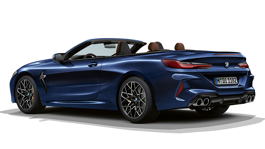 BMW M8 Kabriolet F91 LCI Facelift 2022 BMW Individual tanzanite plava metalik boja tročetvrtinski zadnji prikaz