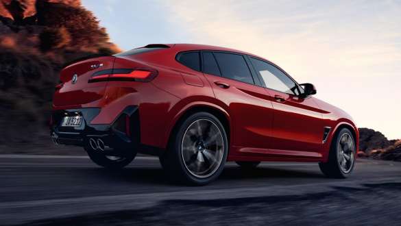 BMW X4 M F98 LCI Facelift 2021 M xDrive tročetvrtinski stražnji prikaz vozila na putu