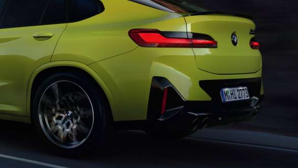 BMW X4 M Competition F98 LCI Facelift 2021 M xDrive tročetvrtinski stražnji prikaz