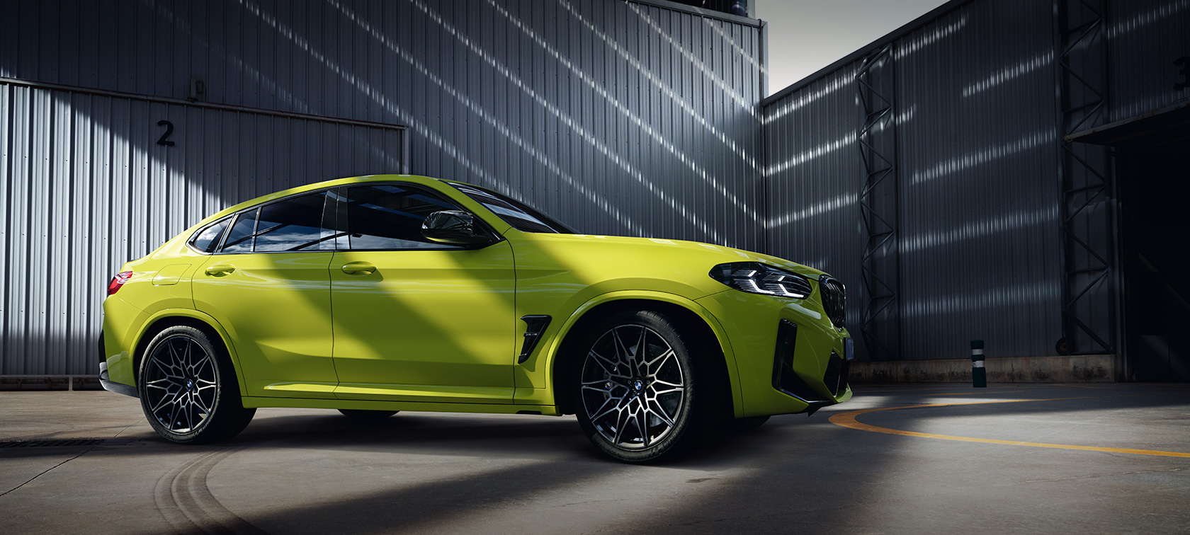 BMW X4 Competition F98 LCI Facelift 2021 Sao Paulo žuta boja bočni prikaz u sali