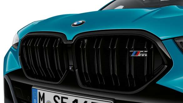 BMW X6 M60i xDrive G06 MP M prednja rešetka crne boje visokog sjaja bliži prikaz