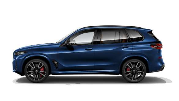 BMW X5 M60i xDrive G05 MP tročetvrtinski prednji prikaz parkiranog vozila