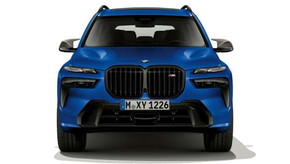 BMW X7 M60i G07 LCI Frozen Marina Bay plave boje prikaz prednjeg dela parkiranog vozila