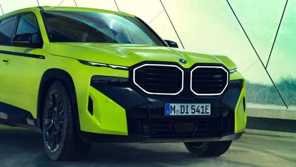 BMW XM 50e G09 tročetvrtinski prednji prikaz sa saputnikove strane