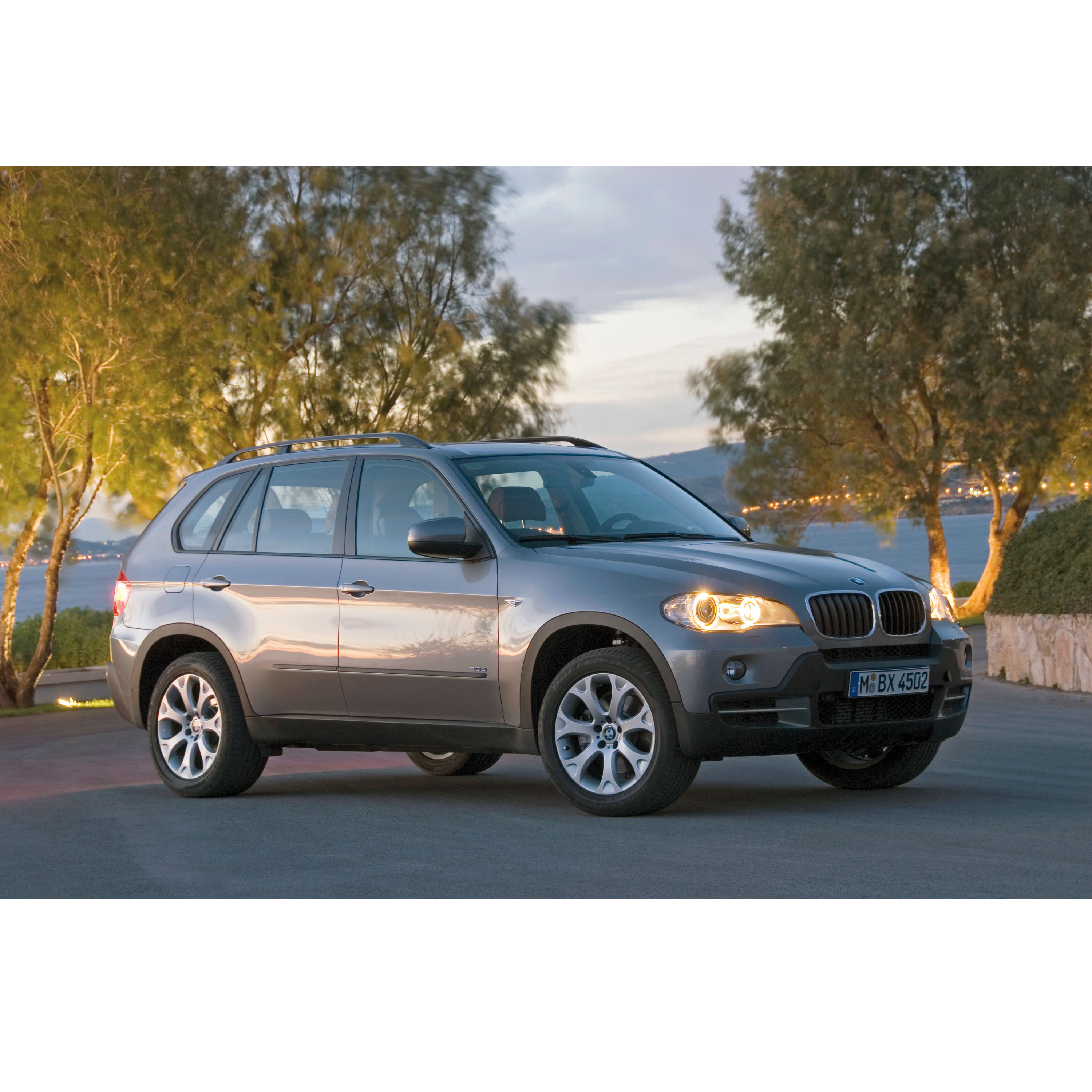 BMW X5 E70 SUV parkiran ispred panoramskog planinskog jezera