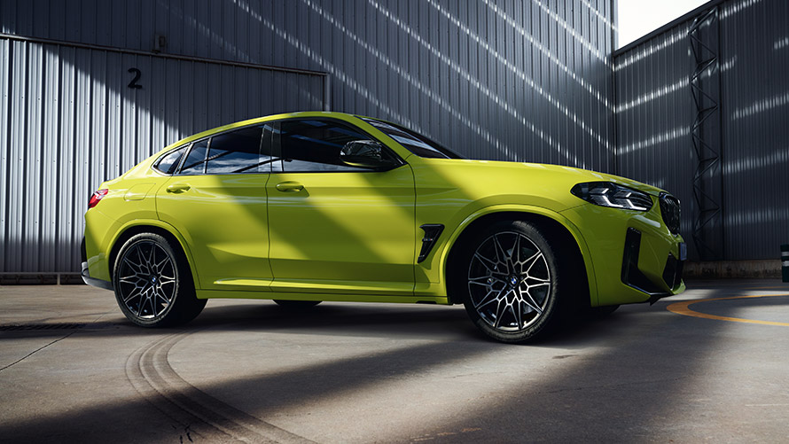 BMW X4 M F98 prikaz sa strane u mestu