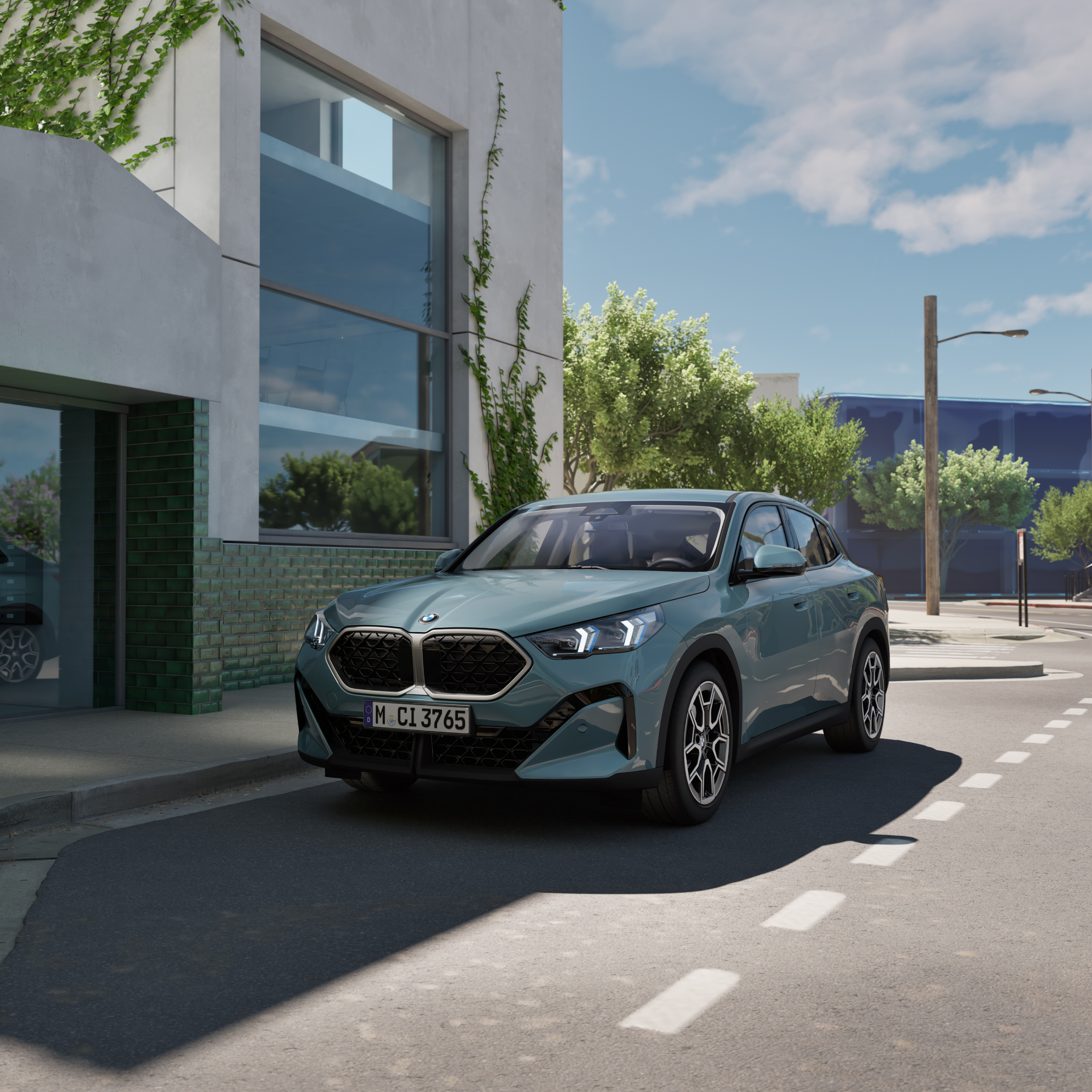 BMW X2 U10 SUV ispred moderne zgrade u centru grada