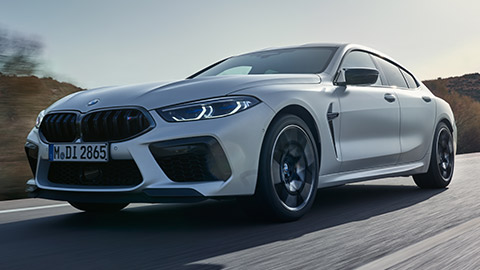 BMW 8 Series Gran Coupé (G16) tročetvrtinski prikaz vozila u pokretu otpozadi