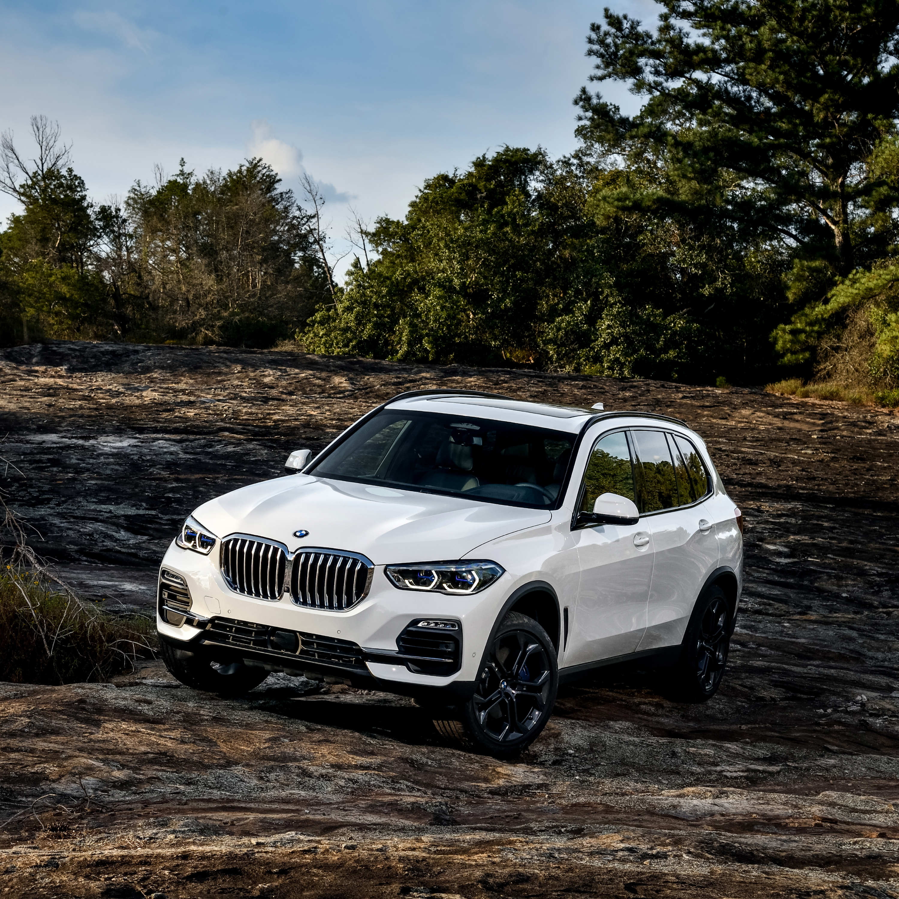 BMW X5 G05 SUVu velikom evropskom gradu sa tramvajem u pozadini