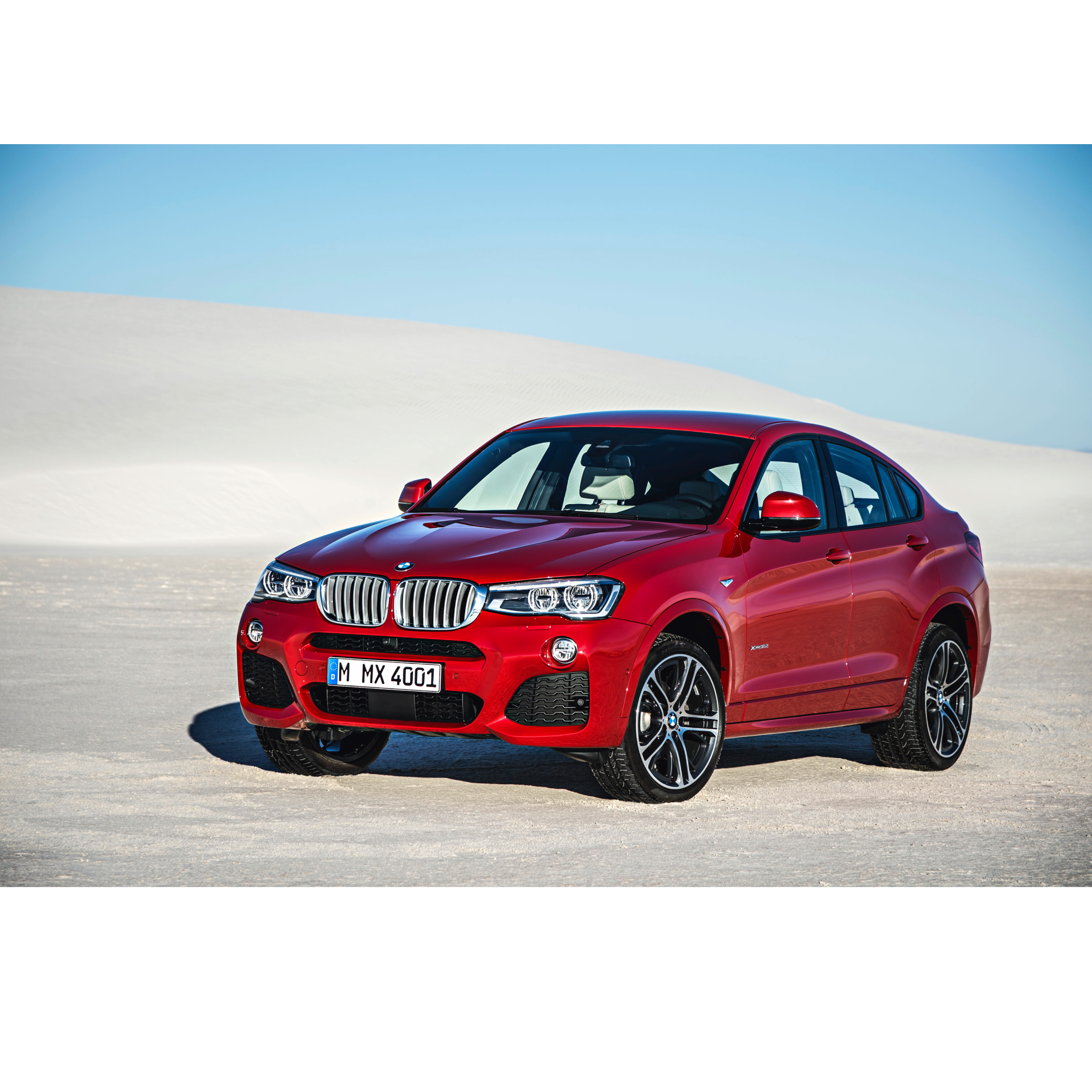 BMW X6 E71 SUV usred belog pustinjskog pejzaža