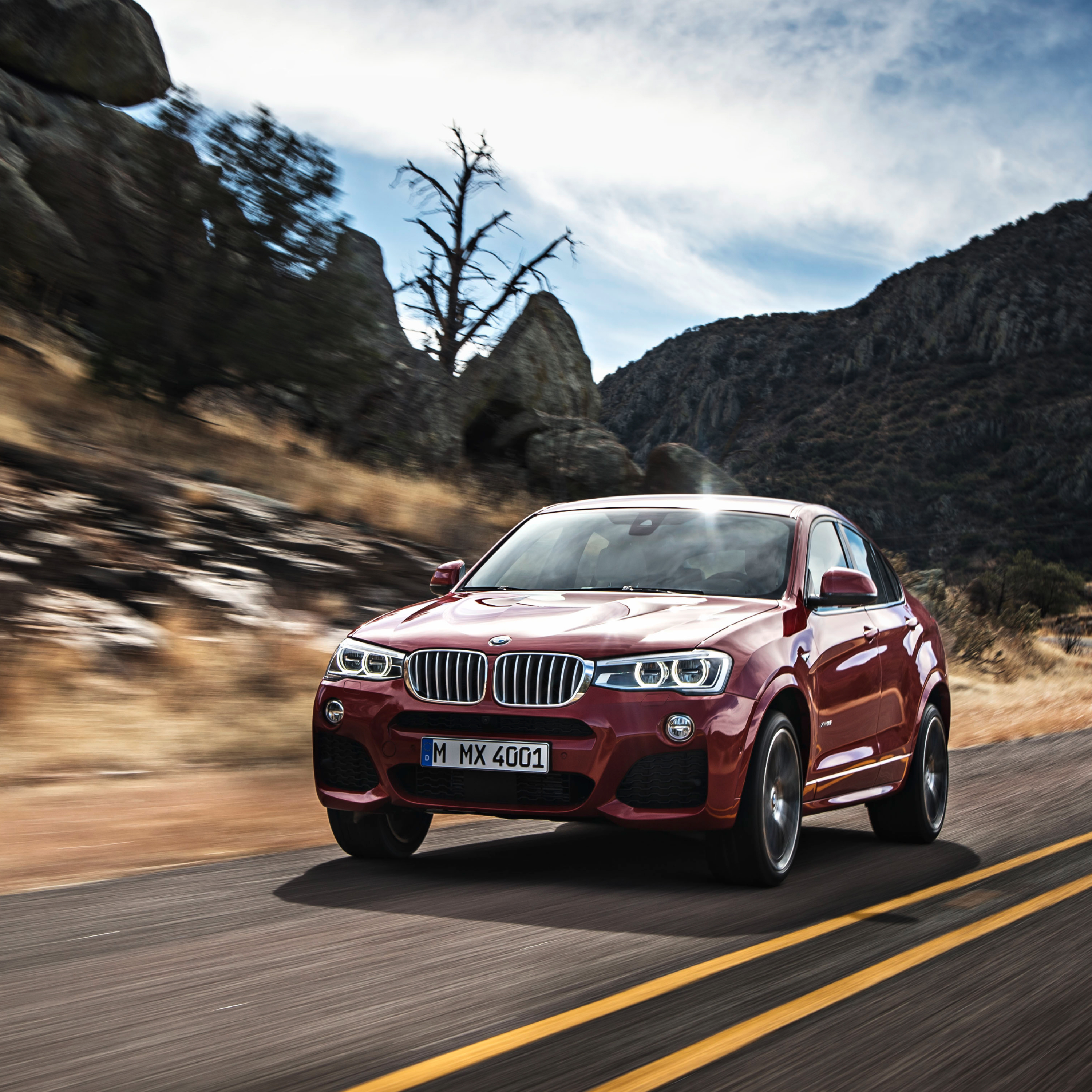 BMW X4 F26 SUV vožnja seoskim putem u oblasti američkih stenovitih planina