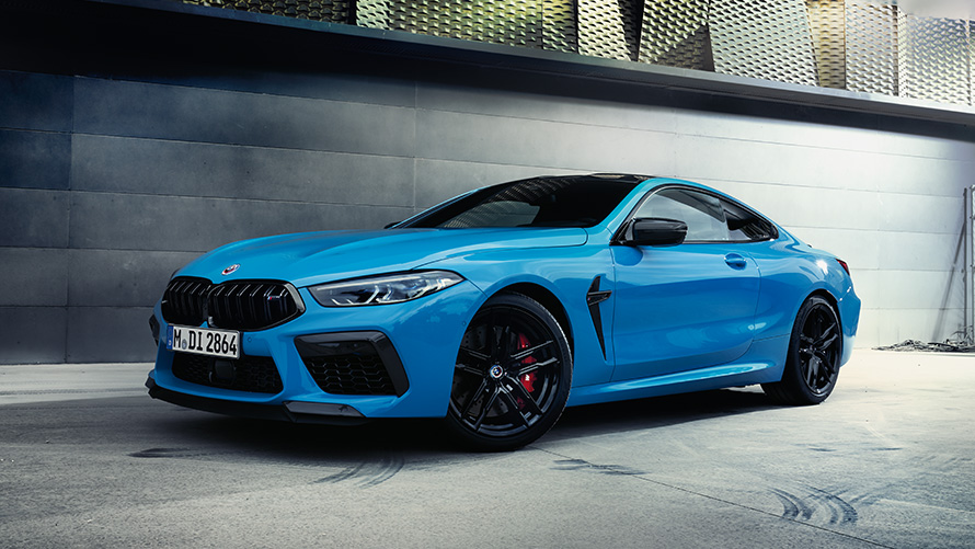 BMW M8 F92 prikaz sa zadnje strane pored drugog modela