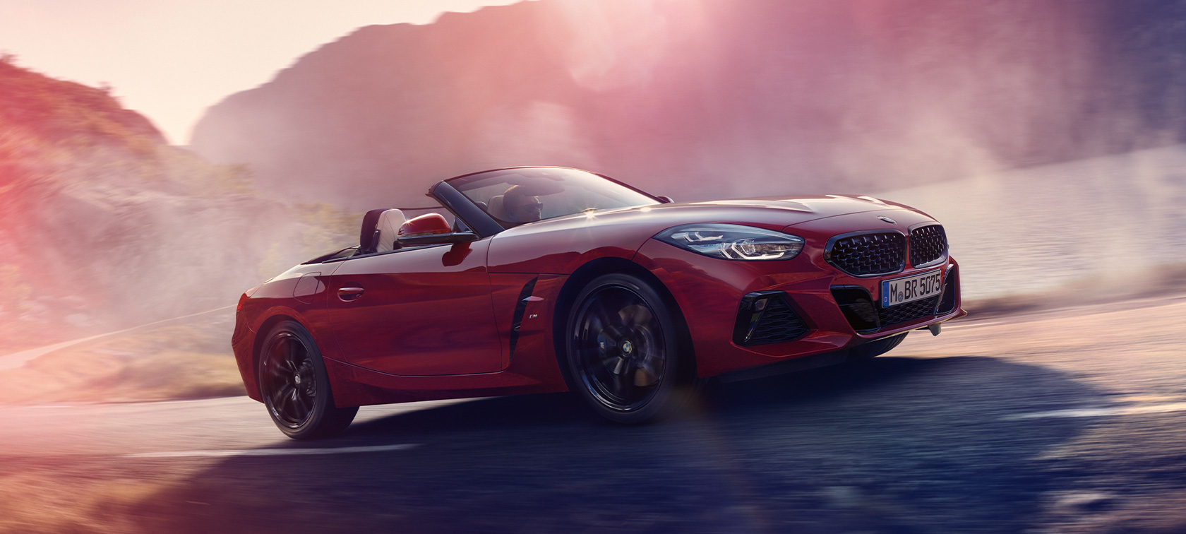 BMW Z4 M40i Roadster (G29) tročetvrtinski bočni prikaz vozila tokom vožnje