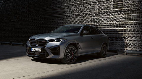 BMW X6 M F96 prikaz sa strane u mestu