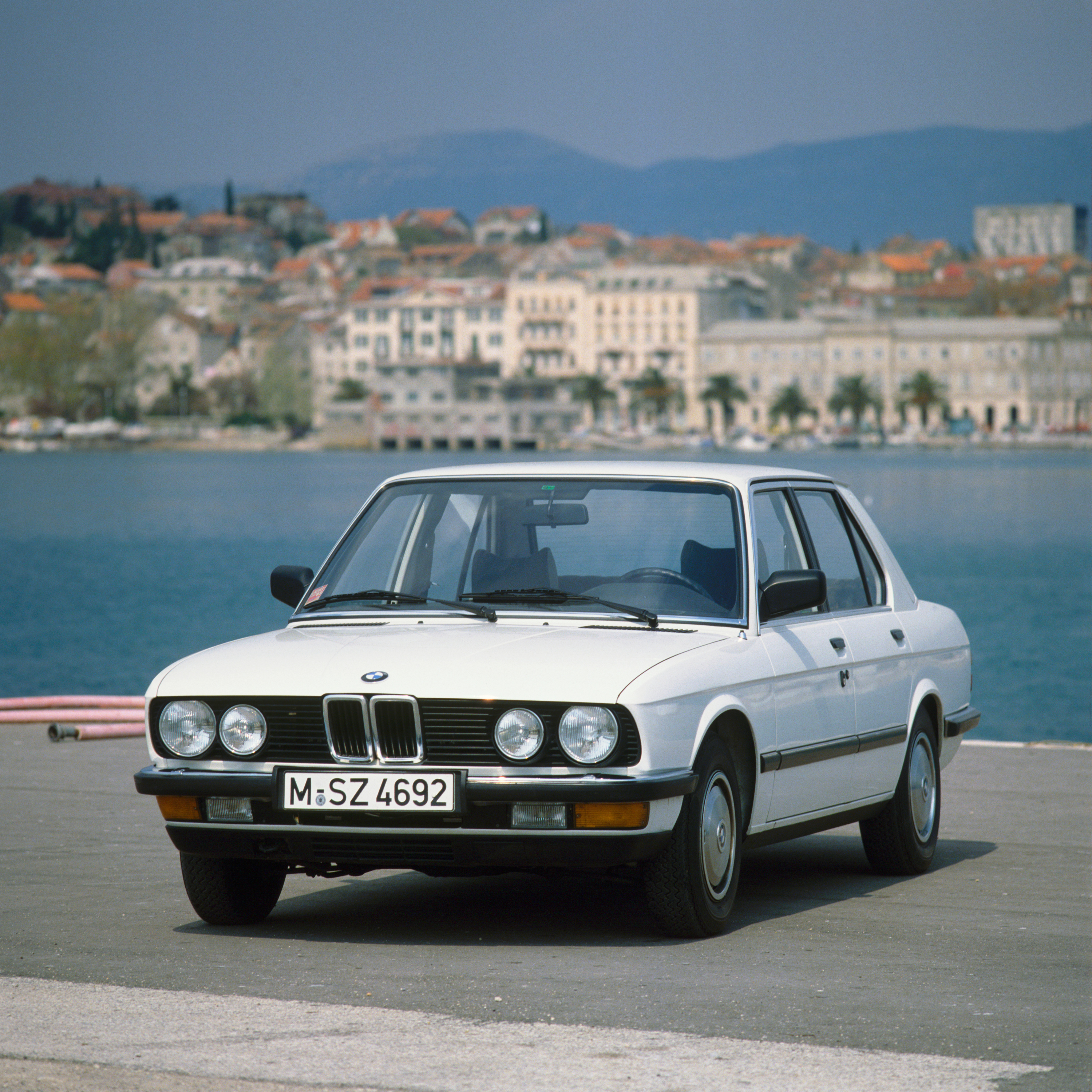 BMW Serije 5 (E28) tročetvrtinski prednji prikaz parkiranog vozila