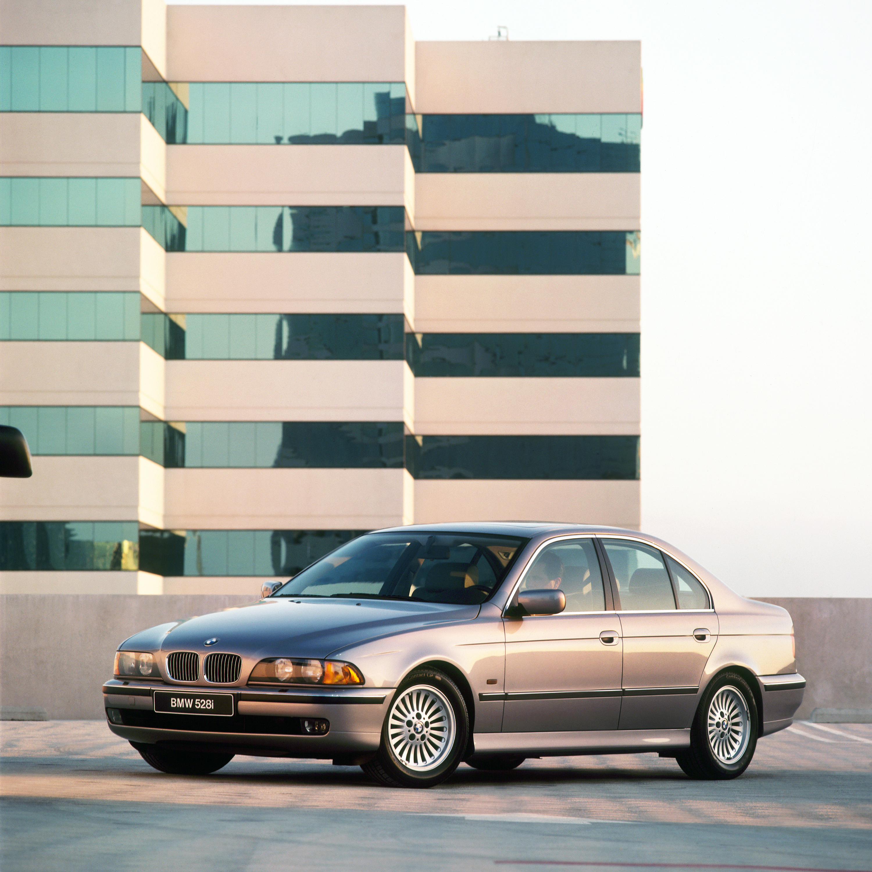 BMW Serije 5 Sedan (E39) tročetvrtinski bočni prikaz parkiranog vozila na krovu garaže za parkiranje