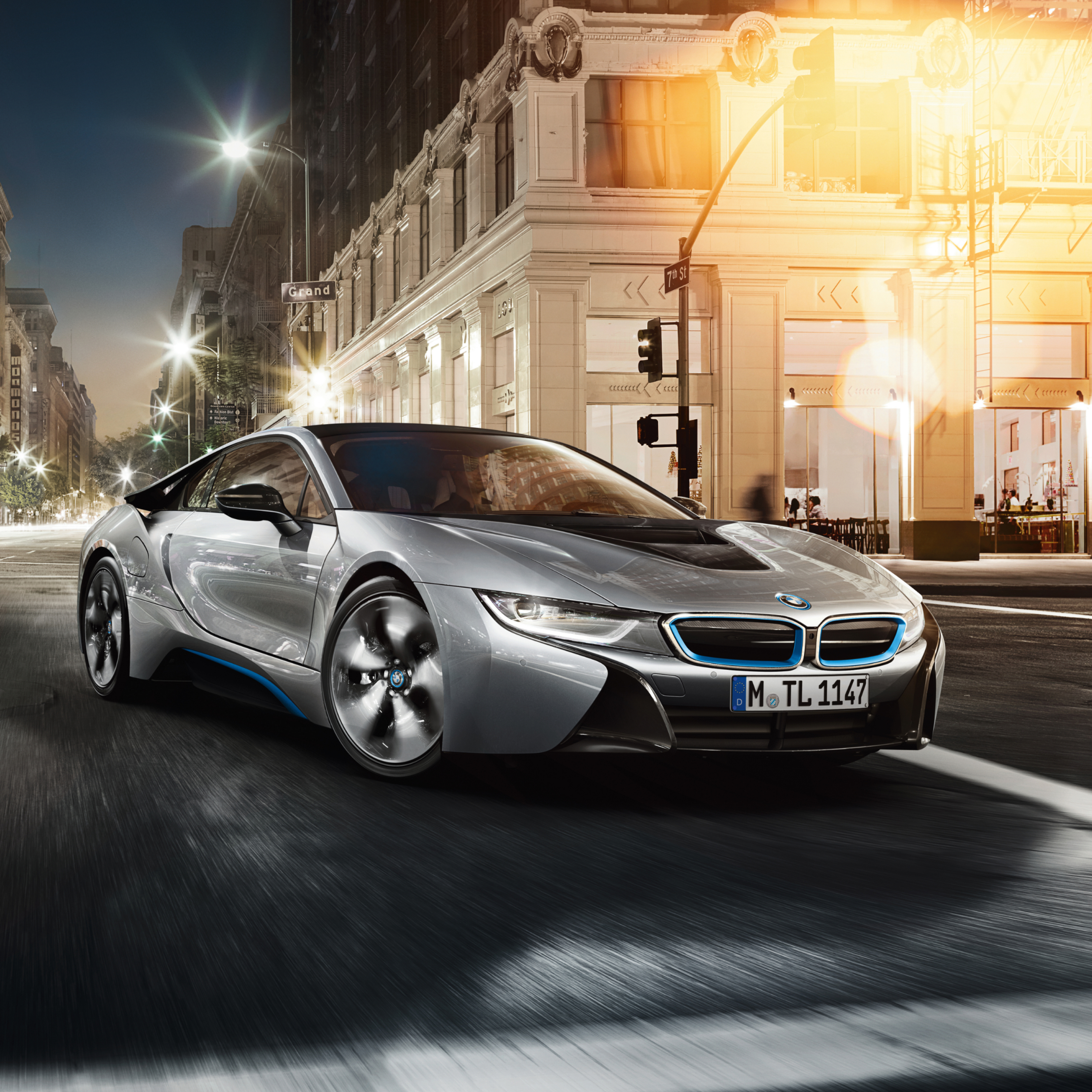 Srebrni BMW i8 plug in hibridni sportski automobil parkiran ispred velikog hotela u glavnom gradu