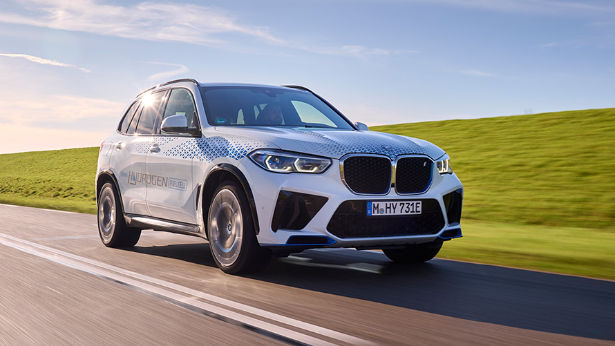 BMW iX5 Hydrogen G05 FCEV tročetvrtinski prednji prikaz vozila u pokretu