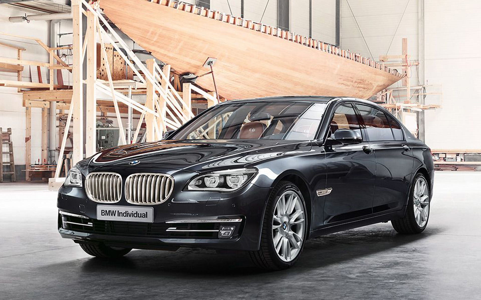 BMW Individual 760Li Sterling inspirisan ROBBE &amp; BERKING-om F01 2013 tročetvrtinski prednji prikaz ispred jedrilice u hali brodogradilišta