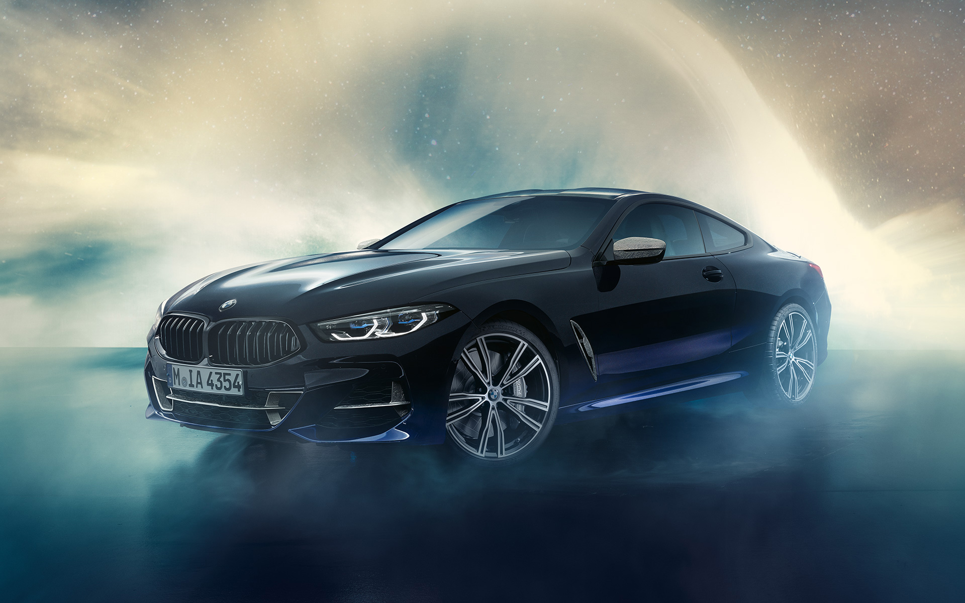 BMW Individual M850i NIGHT SKY G15 2019 tročetvrtinski prednji prikaz ispred kiše meteora