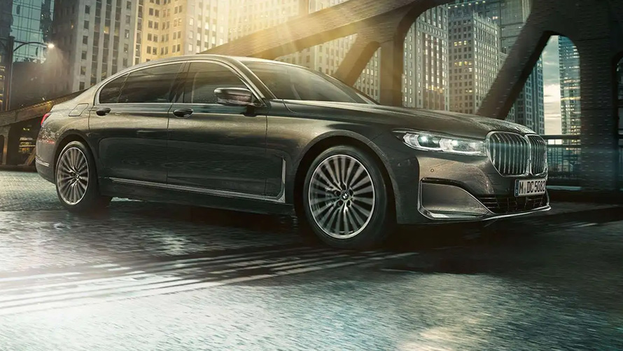 BMW M760Li xDrive Limuzina G11 G12 2019 Frozen Dark srebrna metalik tročetvrtinski bočni prikaz u urbanom okruženju